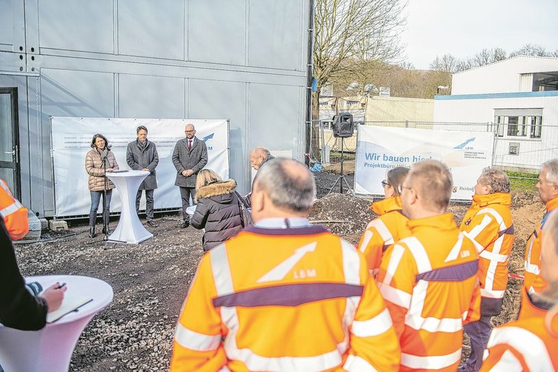 Verkehrsministerin Daniela Schmitt hat die neue Bürocontaineranlage des LBM-Projektbüros in Sinzig vorgestellt.