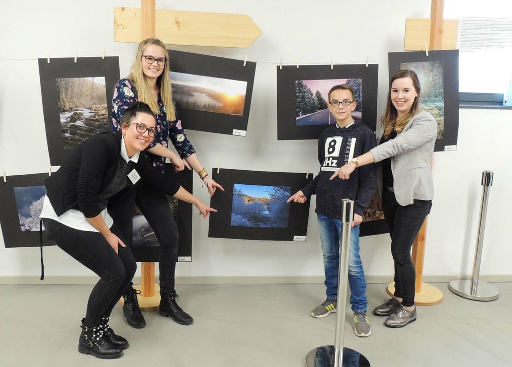 Der glückliche Gewinner im Kreis der Projektgruppe: Jana Lux (l.), Christina Reuter (2.v.l.) und Michelle Harrichhausen (r.) freuen sich mit Tim Peters – der 13-Jährige machte das Siegerfoto des ersten Fotowettbewerbs im Nationalpark Eifel.
