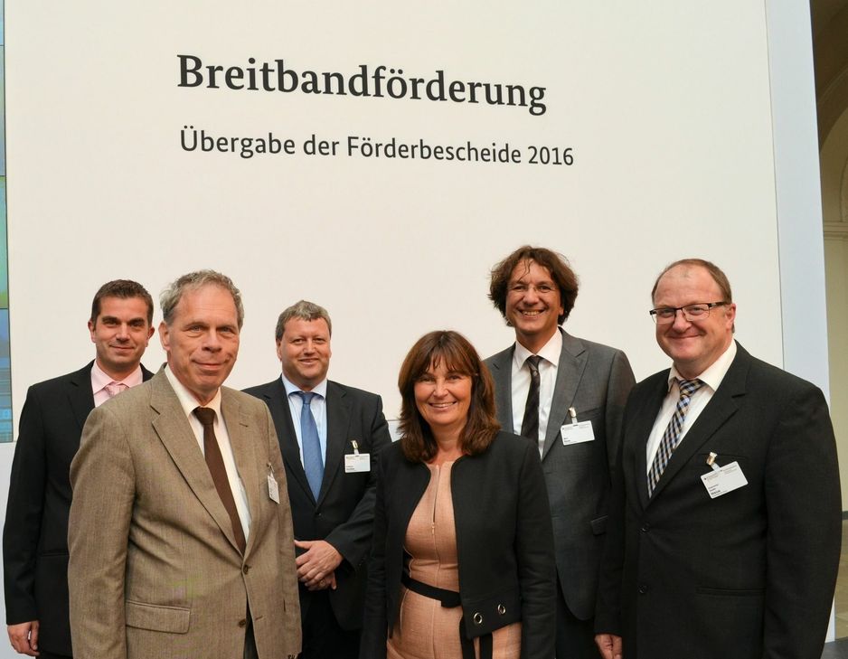Die Bundestagsabgeordnete Mechthild Heil (Mitte) mit Vertretern der geförderten Kommunen.