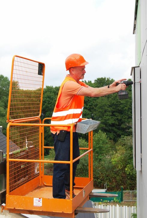 Montage der Fledermausquartiere an der Außenfassade. Foto: FF