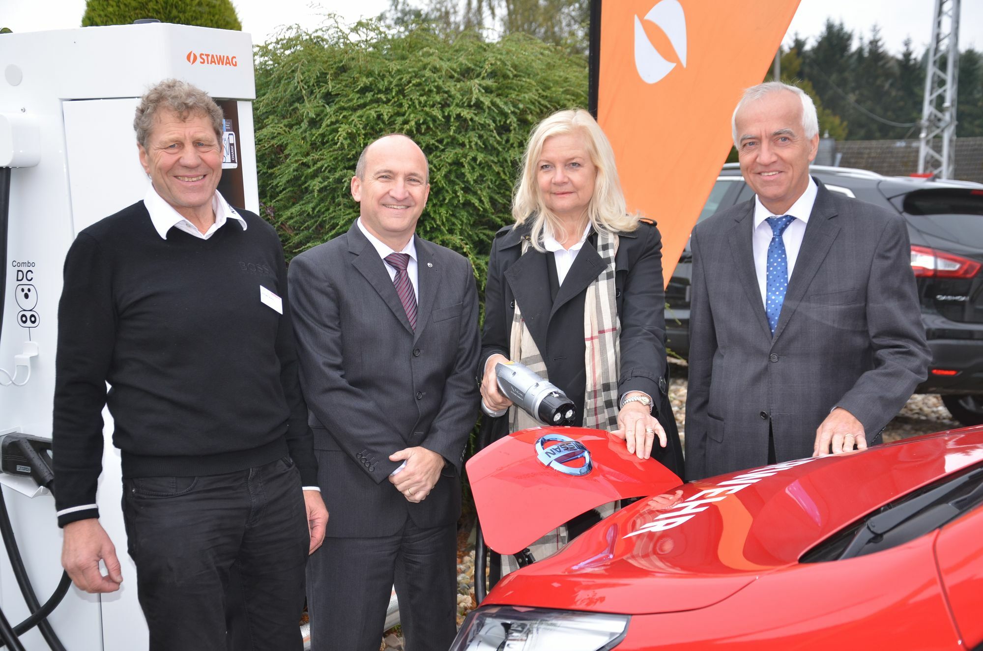 Nahmen die Schnellladesäule in Höfen in Betrieb (v.l.): Autohaus-Besitzer Hans-Jürgen Kirch, Thomas Hausch (Managing Director Nissan Center Europe), Monschaus Bürgermeisterin Margareta Ritter und Stawag-Vorstand Dr. Peter Asmuth.