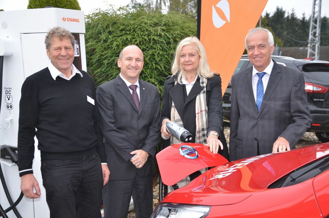 Nahmen die Schnellladesäule in Höfen in Betrieb (v.l.): Autohaus-Besitzer Hans-Jürgen Kirch, Thomas Hausch (Managing Director Nissan Center Europe), Monschaus Bürgermeisterin Margareta Ritter und Stawag-Vorstand Dr. Peter Asmuth.