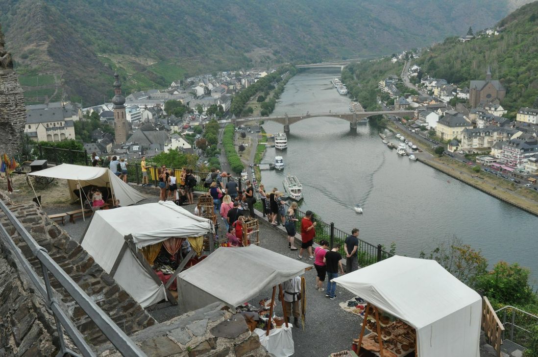 Cochem im Sommer 2019: Auf dem Weg zur touristischen "Normalität 2020" soll im Landkreis Cochem-Zell ein "Fahrplan" helfen. Archiv-Foto: Pauly