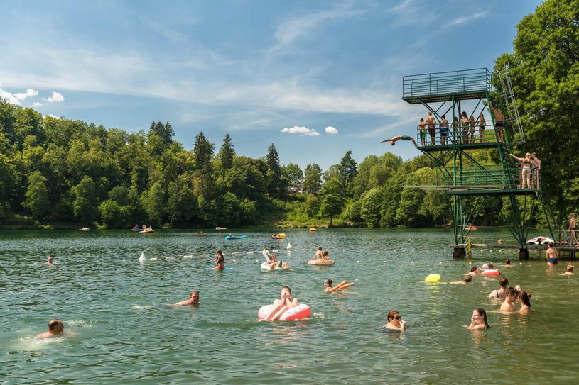 Das kühle Nass des Gemündener Maars lockt im Sommer viele Badegäste an.  Foto: Rheinland-Pfalz Tourismus GmbH