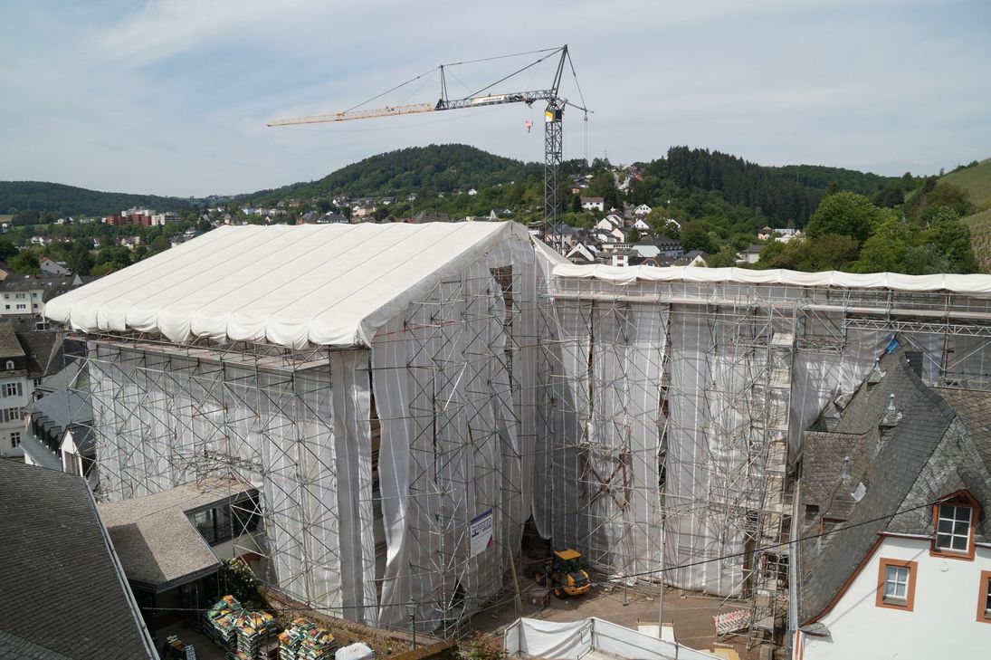 Auf der Baustelle am Schlossberg hat sich unter dem Kederdach bereits einiges getan. Foto: Nathalie Hartl