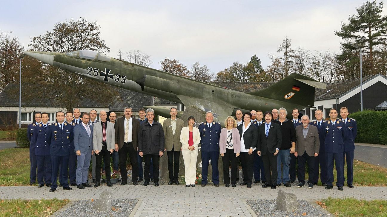 Die Teilnehmer der Fluglärmkommission 2018: Vertreter der den Fliegerhorst umgebenden Kommunen sowie der Landesregierung waren beim Taktischen Luftwaffengeschwader 33 zu Gast.