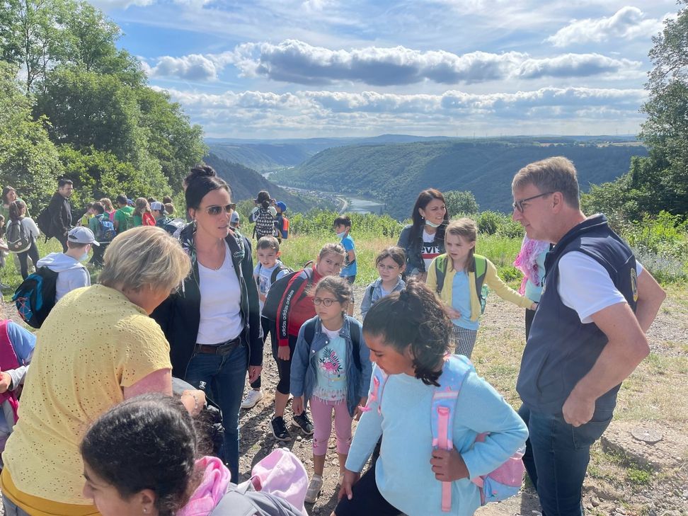 Peter Olbermann im Gespräch mit Lehrerinnen der Grundschule in Sinzig.