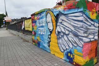 Eindrucksvoll und berührend ist diese Stelle auf der Brücke über die Urft in Gemünd, die vieles ausdrückt: Trauer, Erinnerung und Hoffnung.
