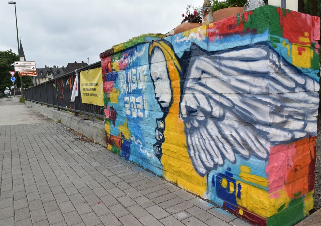 Eindrucksvoll und berührend ist diese Stelle auf der Brücke über die Urft in Gemünd, die vieles ausdrückt: Trauer, Erinnerung und Hoffnung.