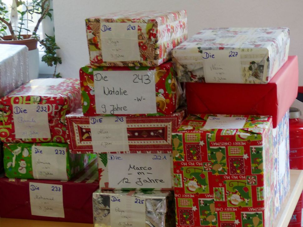 Die Ehrenamtlichen haben die Weihnachtspäckchen liebevoll und individuell für die Kinder gepackt.