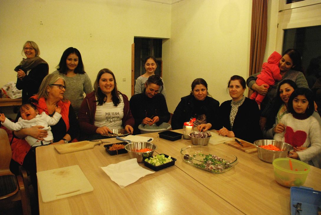 Kreatives Chaos herrscht, wenn gemeinsam die Zutaten vorbereitet werden. Foto: Nolden