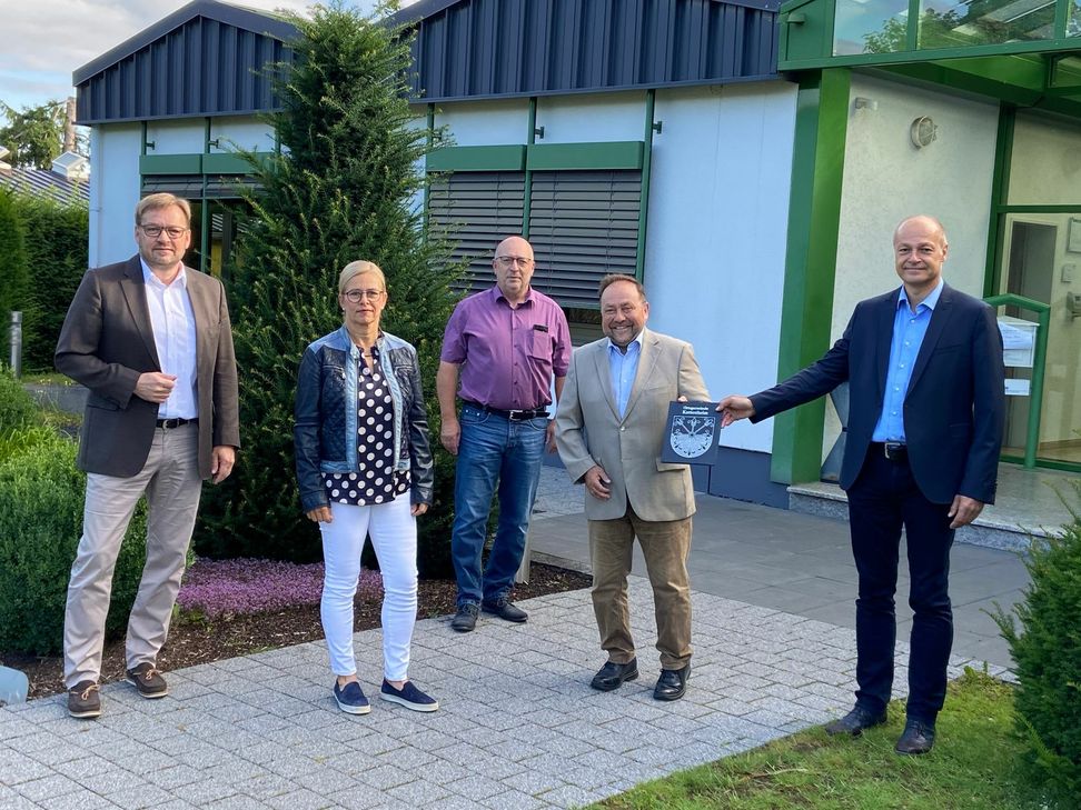 V. l.: Jürgen Krämer, Claudia Franzen, Büroleiter Ewald Becker, Bürgermeister Alfred Schomisch und Ortsbürgermeister Thomas Braunstein. Foto: VG Vordereifel