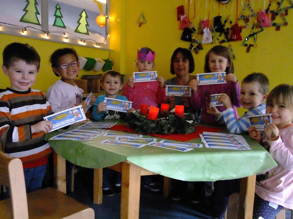 Groß war die Freude bei Kita-Leiterin Katja Dahlke und den Kindern der Kindertagesstätte Adolph Kolping, als sie insgesamt 25 Eintrittskarten für den Trierer Weihnachtscircus erhielten. Foto: Fischer