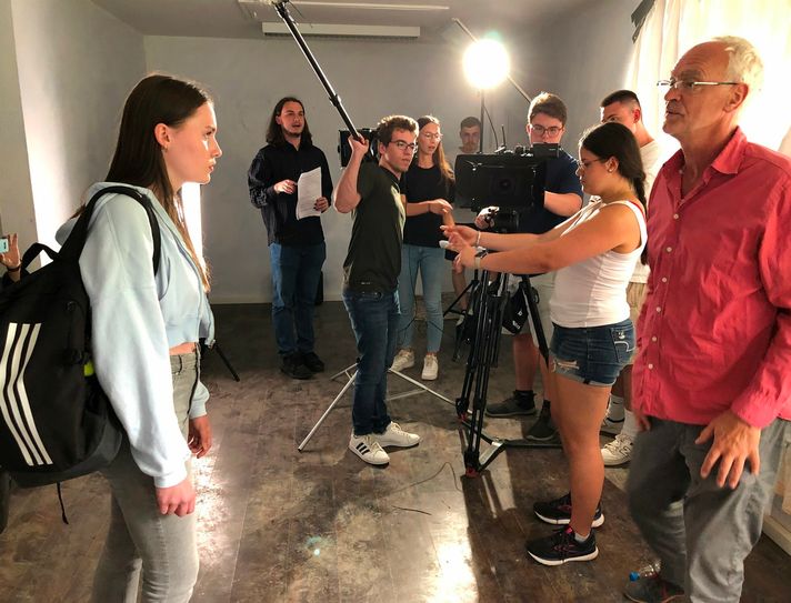 Simon Wolf (2. v. l.) vom Mayener Megina-Gymnasium hat den diesjährigen "Junior Award" in der Altersgruppe 14 bis 20 Jahre im Rahmen des Krimifestivals »Tatort Eifel« gewonnen. Seine Geschichte ist jetzt mit professioneller Unterstützung – unter anderem Schauspieler und Schauspielcoach Manfred Schwabe (rechts) – sowie Mitschülerinnen und Mitschülern in Daun verfilmt worden.