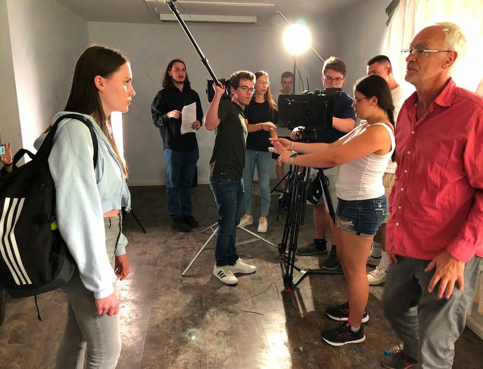 Simon Wolf (2. v. l.) vom Mayener Megina-Gymnasium hat den diesjährigen "Junior Award" in der Altersgruppe 14 bis 20 Jahre im Rahmen des Krimifestivals »Tatort Eifel« gewonnen. Seine Geschichte ist jetzt mit professioneller Unterstützung – unter anderem Schauspieler und Schauspielcoach Manfred Schwabe (rechts) – sowie Mitschülerinnen und Mitschülern in Daun verfilmt worden.