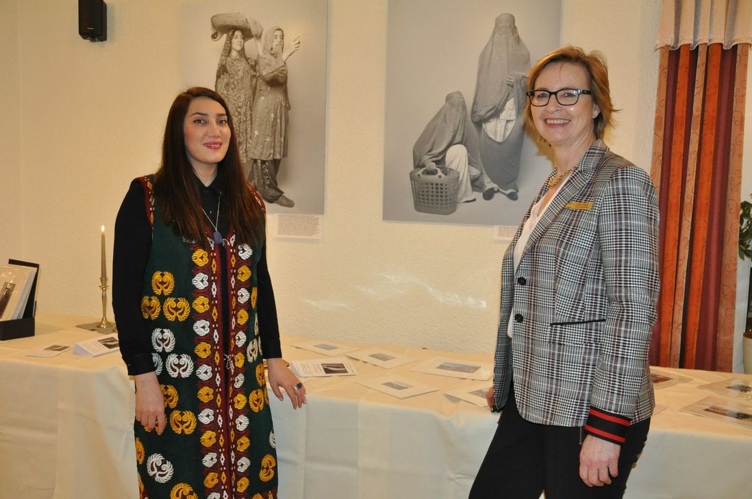 Die Frauenportraits der afghanischen Künstlerin Mujaheda Khowajazada (links) sind noch bis zum 10. Februar im Hotel-Café "Germania" zu sehen. Für Doris Linden, Präsidentin des Soroptimist-Club Cochem/Mosel, ist die Ausstellung ein gutes Beispiel für das Selbstverständnis des Serviceclubs.