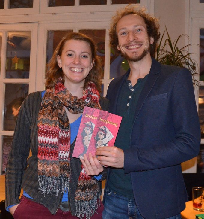 sabel Arnold und Michael Gubenko zeigen die "Herzstück"-Flyer. Eine Werkschau aus der Produktion ist im Kunstraum "eigenArt" im Basement der Trier-Galerie zu sehen: 23. Januar bis 25. Februar, Künstlertreff am 9. Februar um 18.30 Uhr; Eintritt frei. Foto: Pick
