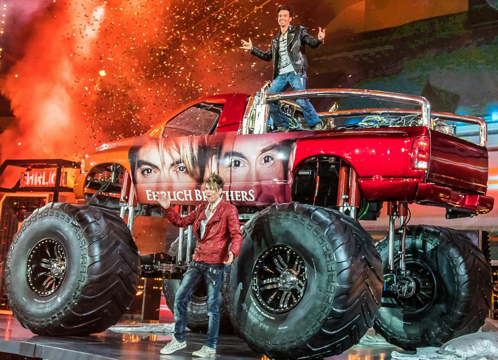Das Magier-Duo ließ dabei auch einen Monster-Truck erscheinen. Foto: Sebastian Konopix