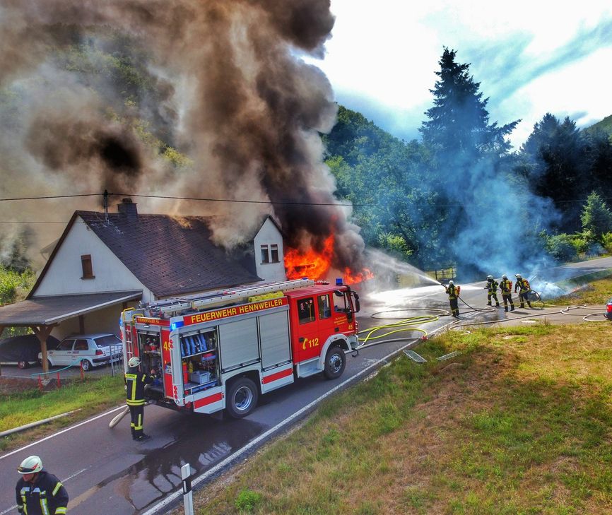 Glück im Unglück hatten der Bewohner und seine Katze. Foto/Video: Sebastian Schmitt