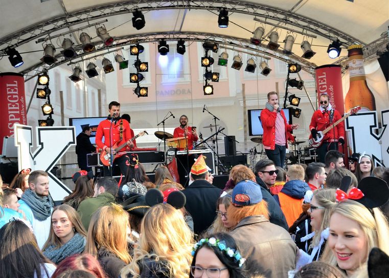 Der Wochenspiegel präsentiert auch in diesem Jahr wieder die große Weiberfastnachts-Karnevalsparty auf dem Trierer Hauptmarkt. Live mit dabei wie 2018 "Kamelle Kapelle" (Foto), die "Leiendecker Bloas", "Kölsche Jungs" und "de Hofnarren". Foto: Archiv Finkenberg