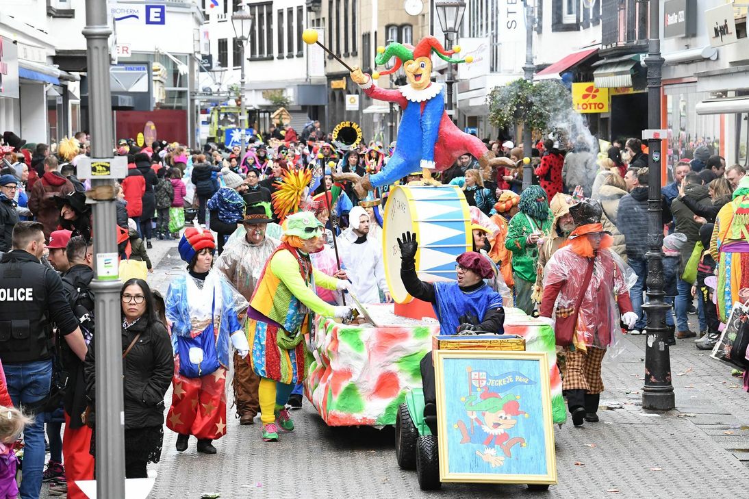 Die "Jeckeje Pänz" wissen, wie man ein Sturmtief vertreibt: bunt und kreativ.