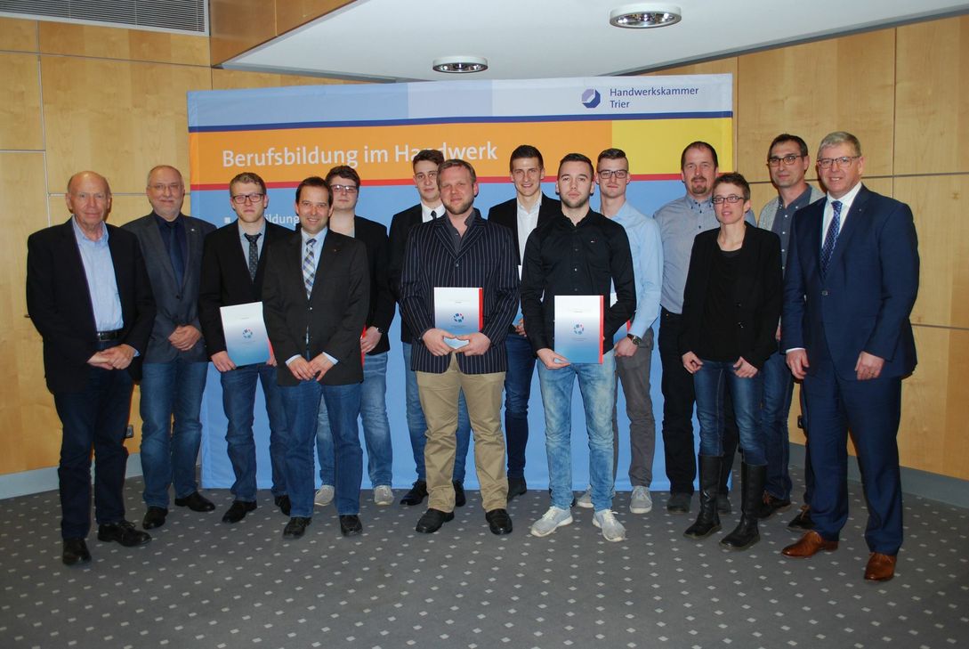 Die erfolgreichen Gesellenprüflinge des dualen Studiums "Bauingenieurwesen" mit den Vertretern der Hochschule, des Prüfungsausschusses, der Innungen und der HWK. Foto: FF