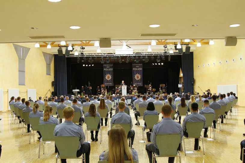 Roger Lewentz hat den Absolventinnen und Absolventen des 18. Bachelorstudiengangs sowie des Masterstudiengangs die Ernennungsurkunden überreicht. (Foto: Hochschule der Polizei)