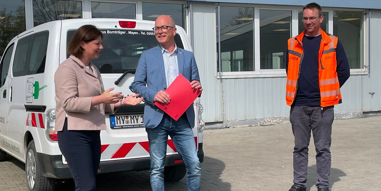 OB Dirk Meid und der Leiter des Betriebshofes, Wolfgang Saur, freuten sich über den Förderbescheid von Staatssekretärin Nicole Steingaß.