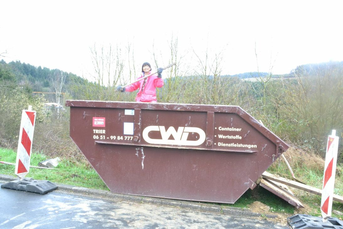 Seit Samstag sind elf Freiwillige aus der ganzen Welt in Aach, um sich hier für zwei Wochen freiwillig zu engagieren. Die Teilnehmenden stammen aus Japan, der Ukraine, Italien, Russland, Mexiko, Estland, Südkorea und Deutschland. Sie sind im Durchschnitt Anfang zwanzig und erneuern unter Anleitung eines lokalen Fachmanns den Schulweg unserer Gemeinde. Foto: FF