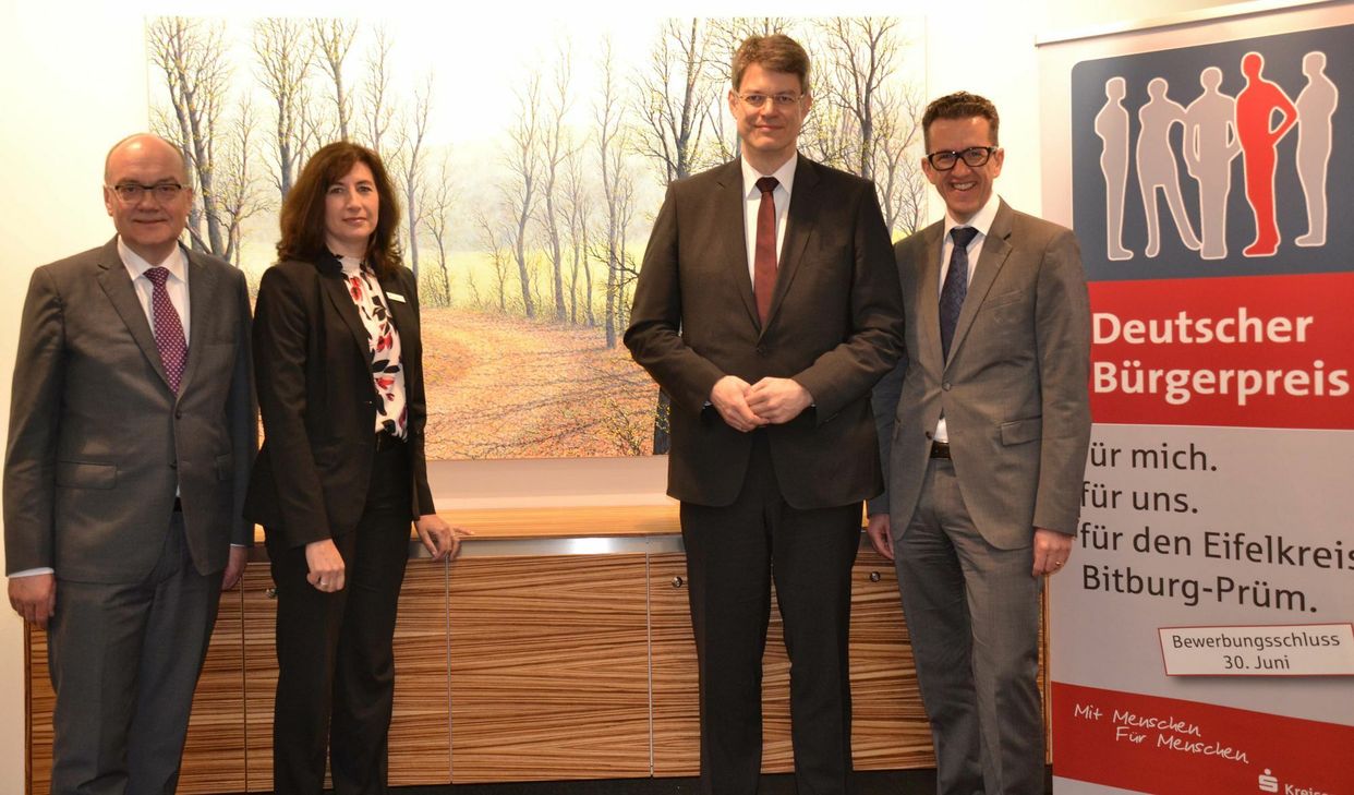 Ingolf Bermes, Vorstandsvorsitzender der Kreissparkasse, Irene Mees, Leiterin Kommunikation der KSK, MdB Patrick Schnieder und Landrat Joachim Streit (v.l.) haben die Bewerbungsphase zum Deutschen Bürgerpreis eröffnet.          Foto: S. Schönhofen