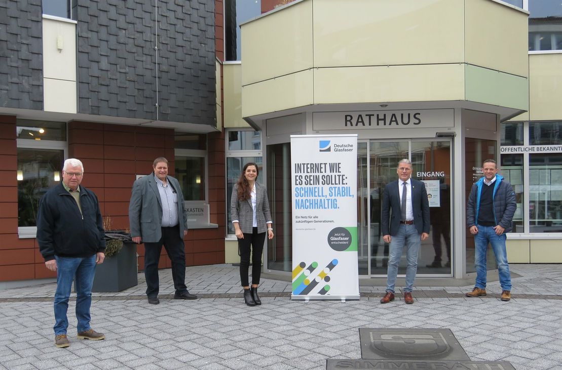 Die Ortsvorsteher, eine Vertreterin der Deutschen Glasfaser und Bürgermeister Bernd Goffart geben den Startschuss für die Nachfragebündelung.