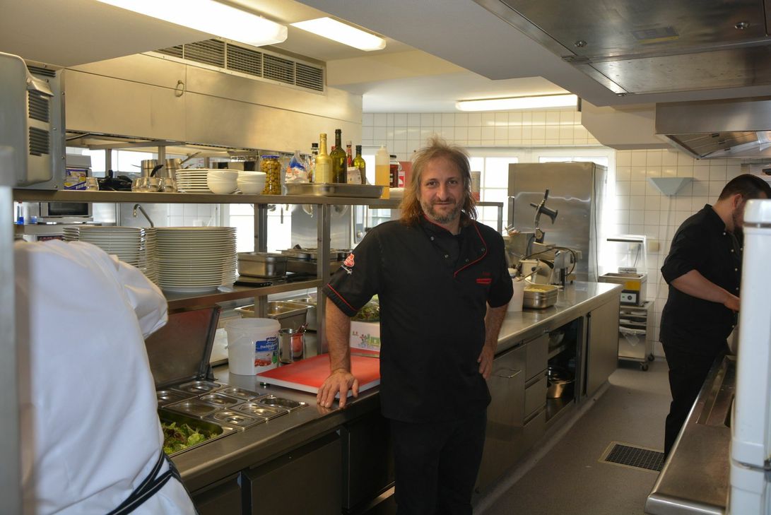 Renato Manzi in seinem Element: In der Küche des Parkhotels kann er sich kreativ austoben.