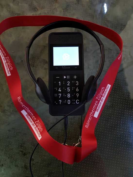 Die Römerthermen haben ihre neuen Audioguides vorgestellt. Foto: I. Klug / Römerthermen Zülpich – Museum der Badekultur