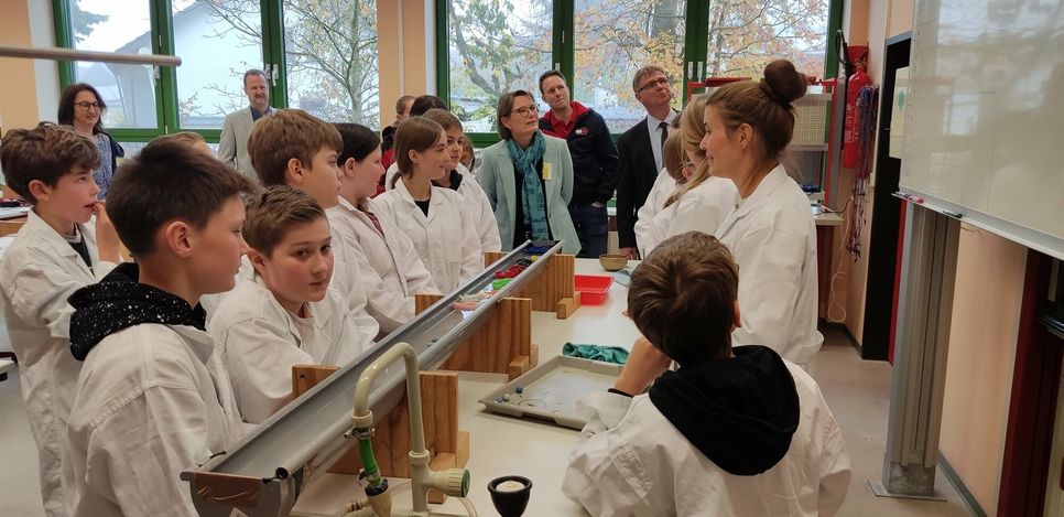 Bildungsministerin Hubig besucht MINT-Unterricht in der Realschule plus in Nachtsheim.