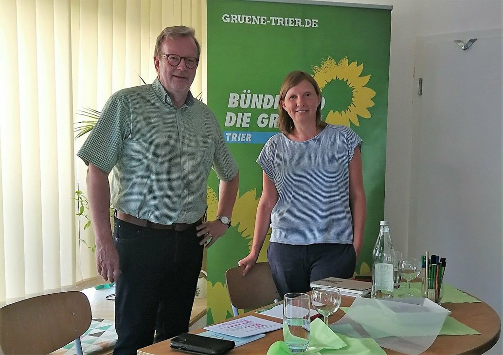 Sind sich einig - Corinna Rüffer (MdB) und Bernhard Kaster (MdB a.D.): Kontakte unterhalb der politischen Ebene müssen erhalten bleiben, beispielsweise in Form von Städtepartnerschaften, Hochschulkooperationen, zivilgesellschaftlichem und kulturellem Austausch. Foto: Krösser