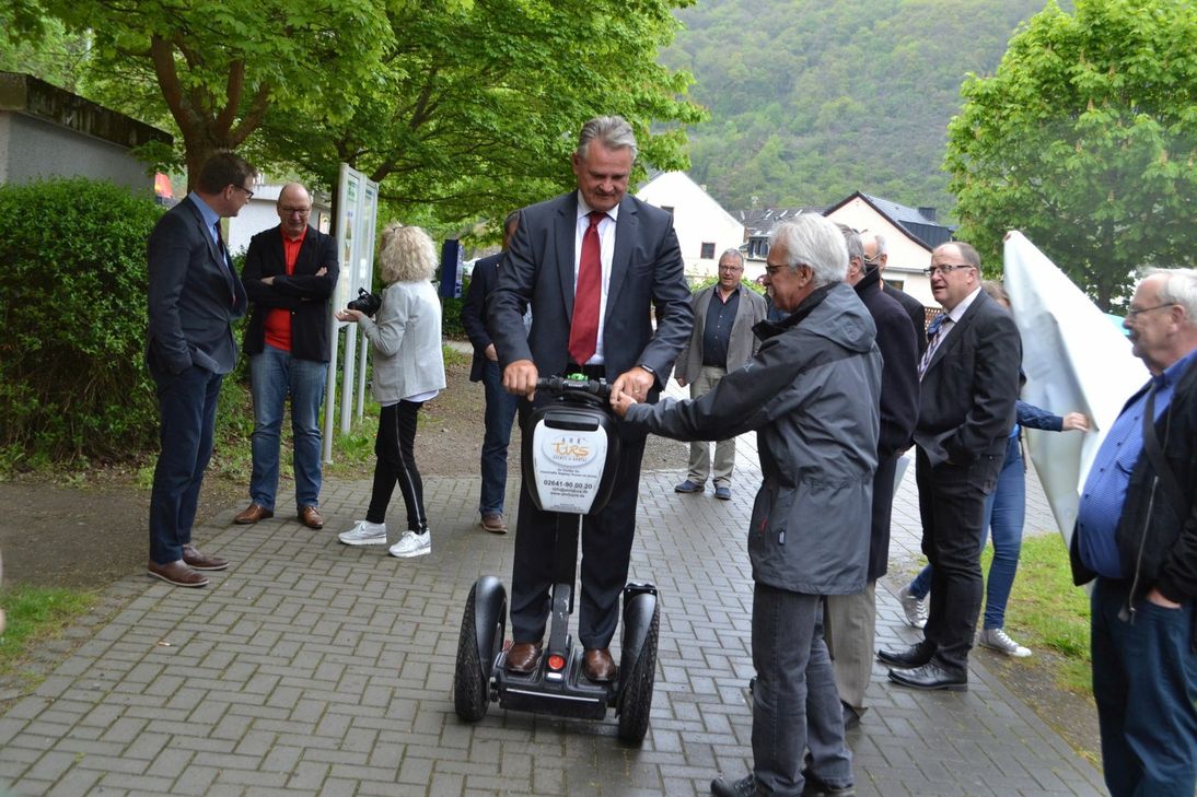 Von 14 bis 18 Uhr können die Teilnehmer in Liers Segways ausprobieren. Der Euskirchener Landrat Günter Rosenke hat es beim Pressetermin ausprobiert. Foto: Mager