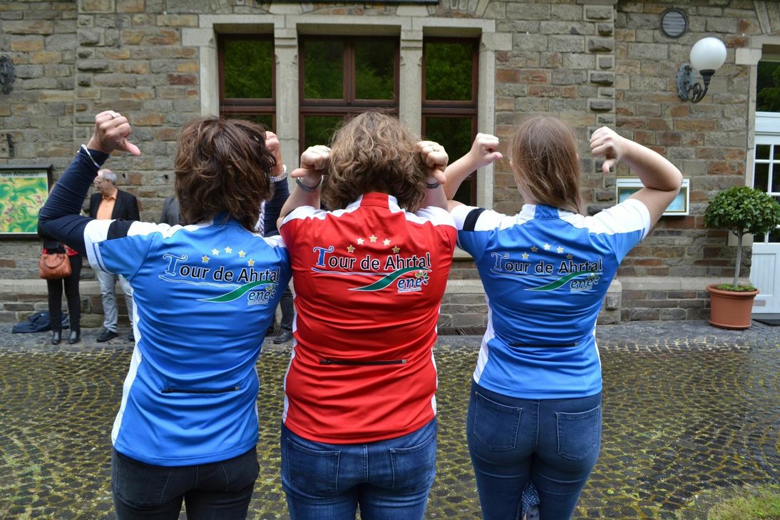 Das richtige Outfit haben die Mitglieder des Organisationsteams der »Tour de Ahrtal« bei der Pressekonferenz bereits getragen. Foto: Mager