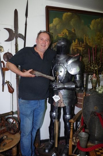 Drohen will Waldi Lehnertz seinen Gäste natürlich nicht, aber ein paar Spenden sollten die Besucher dennoch bei ihm lassen. Foto: Mager