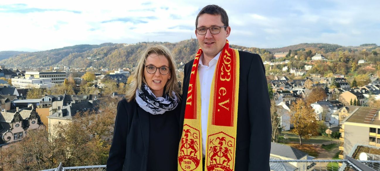 Blick vom Hubschrauberlandeplatz: Bianca Degen und Michael Molitor von der KG Trier-Süd sind das designierte Trierer Stadtprinzenpaar der Session 2021/22. Foto: KG Trier-Süd