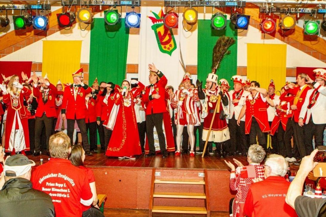 Da waren die Karnevalisten noch vereint und fröhlich. Tollitäten und Abordnungen befreundeter Vereine auf der Kostümsitzung der Blömche im Jahr 2020.