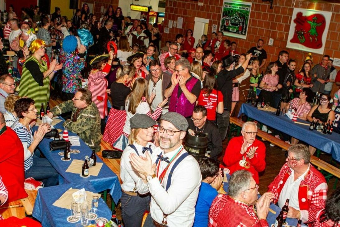 Zur Zeit ein fast unvorstellbares Bild: Eine mit fröhlichen Menschen gefüllte Bürgerhalle in Weyer zur Kostümsitzung im Jahr 2020.