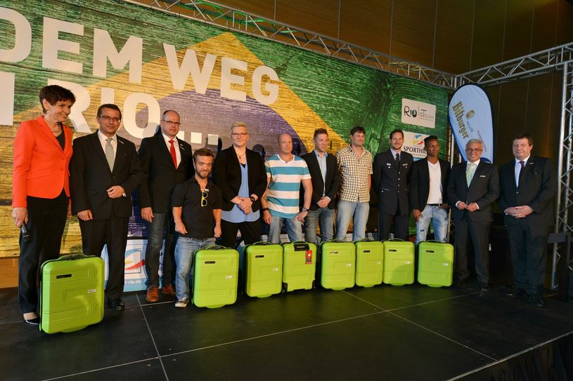 Verabschiedung nach Rio (v.l.n.r.): Karin Augustin (Landessportbund Rheinland-Pfalz), Jürgen Häfner (Lotto Rheinland-Pfalz), Jochen Borchert (Landessportbund Rheinland-Pfalz), Teilnehmer der Olympischen Spiele aus Rheinland-Pfalz, Roger Lewentz (Minister des Inneren und für Sport Rheinland-Pfalz), Werner Wolf (Bitburger Braugruppe). Foto: Bitburger