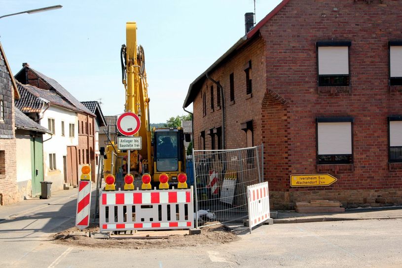 Von Montag, 11. Juli, an muss die Zieveler Straße ab der Kreuzung mit der Wachendorfer Straße in Richtung Rißdorf wegen der Kanalsanierung bis voraussichtlich 23. August gesperrt werden. Foto: Thomas Schmitz/pp