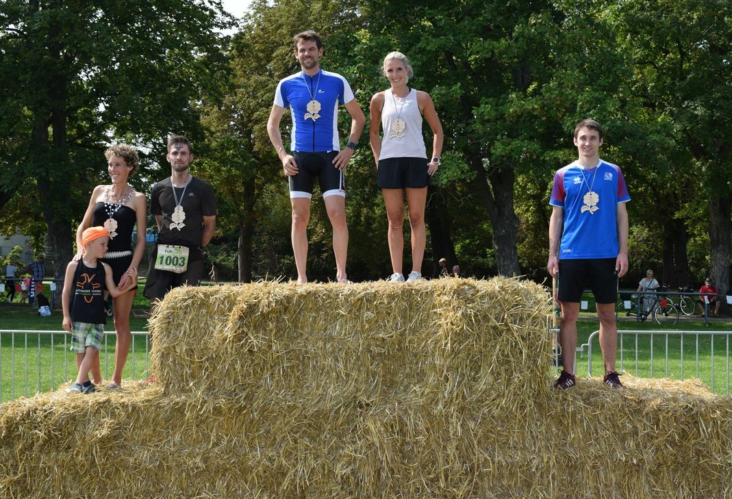 Die Sieger des Super-Max-Laufes über 9km. Herren: 1. Andreas Roning, 2. Leon Hand, 3. Tim Ody / Damen: 1. Katharina Bender, 2. Vanessa Rauch, 3. Jennifer Sabel. Foto: Scholl
