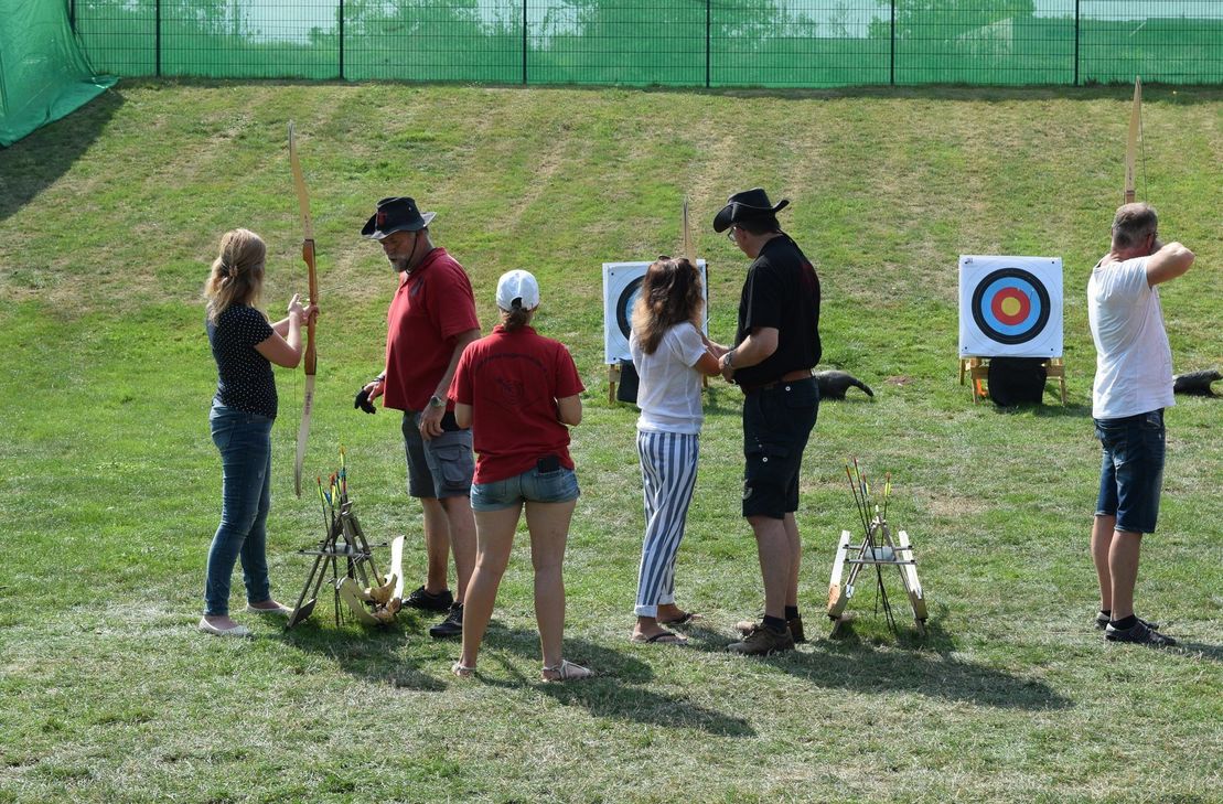 Bogenschießen für Besucher. Foto: Scholl