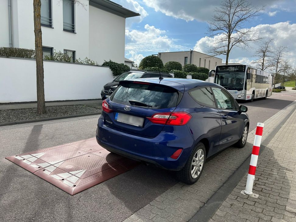 Weil manch Autofahrer zur Umrundung der Berliner Kissen auf den Bürgersteig der Straße »Auf dem Petrisberg« ausgewichen ist, wurden dort zusätzliche Pfosten installiert.