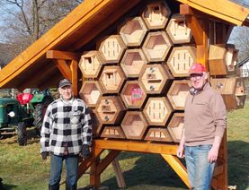 Die Ehrenamtler um Albert Jakobs, Vorsitzender des Fördervereins Golddorf Höfen, und Schreinermeister Erich Braun haben das neue Insektenhotel im Schmetterlingspark errichtet.