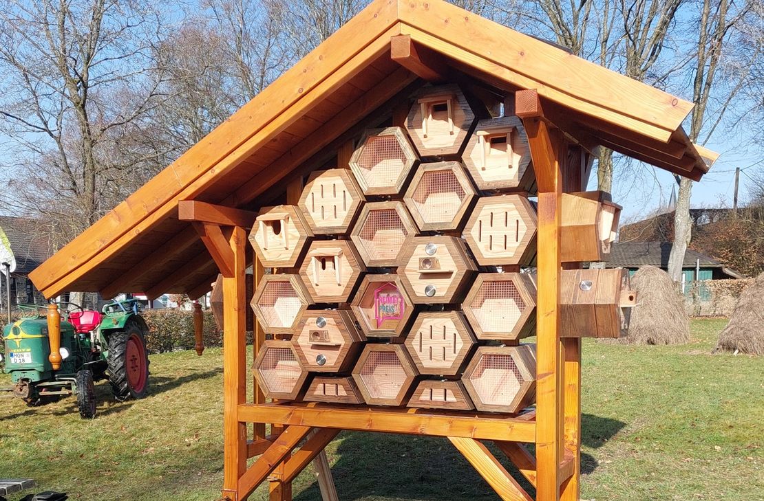 Das neue Insektenhotel im Höfener Schmetterlingspark.