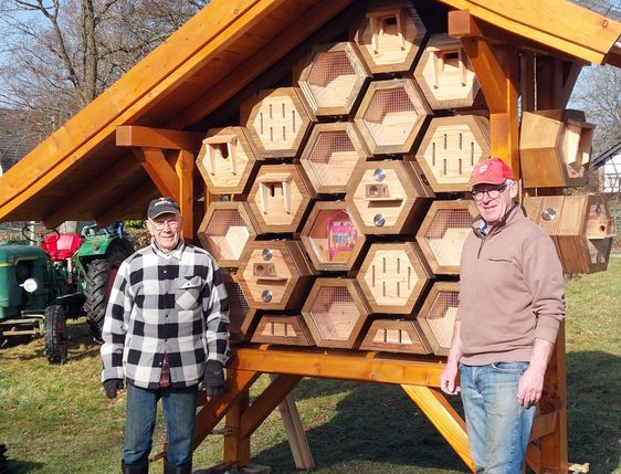 Die Ehrenamtler um Albert Jakobs, Vorsitzender des Fördervereins Golddorf Höfen, und Schreinermeister Erich Braun haben das neue Insektenhotel im Schmetterlingspark errichtet.