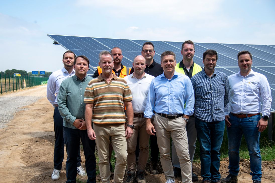Nahmen gemeinsam den Solarpark Weilerswist in Betrieb (v.li.): Felix Altenrath (F&S), Friedemann Reuschel (e-regio), Uwe Czypiorski (F&S), Kevin Rüth (F&S), Jens Brücken (F&S), Markus Kreutz (F&S), Stefan Dott (e-regio), Tobias Mallmann (e-regio), Andreas Wotzlaw (e-regio), Janik Wegenka (e-regio).